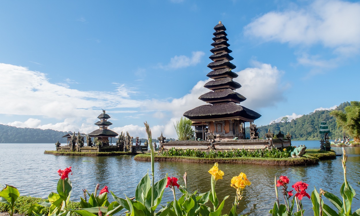 ulun-danu-temple-bali-golden-tour
