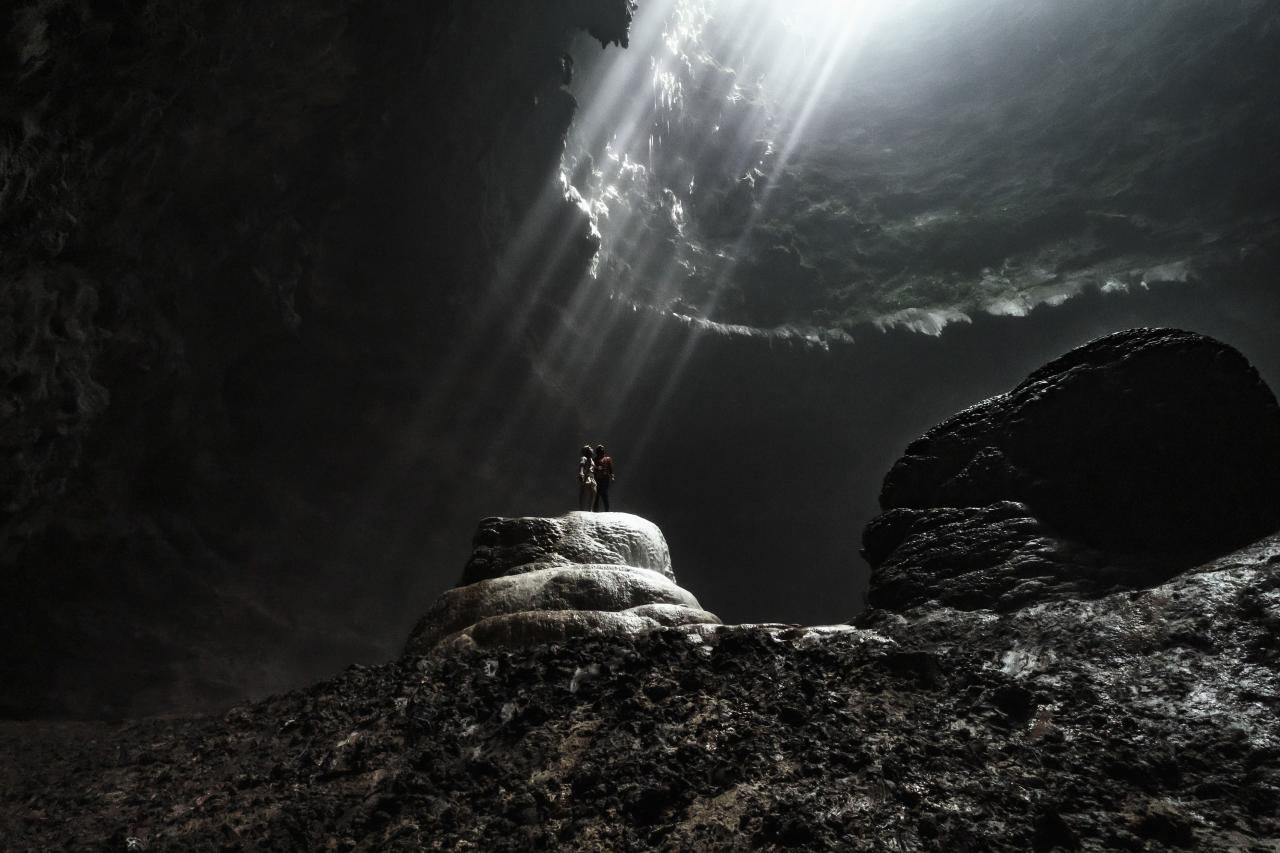 Gua Jomblang cahaya surga sinar matahari masuk dari lubang atas Gunungkidul