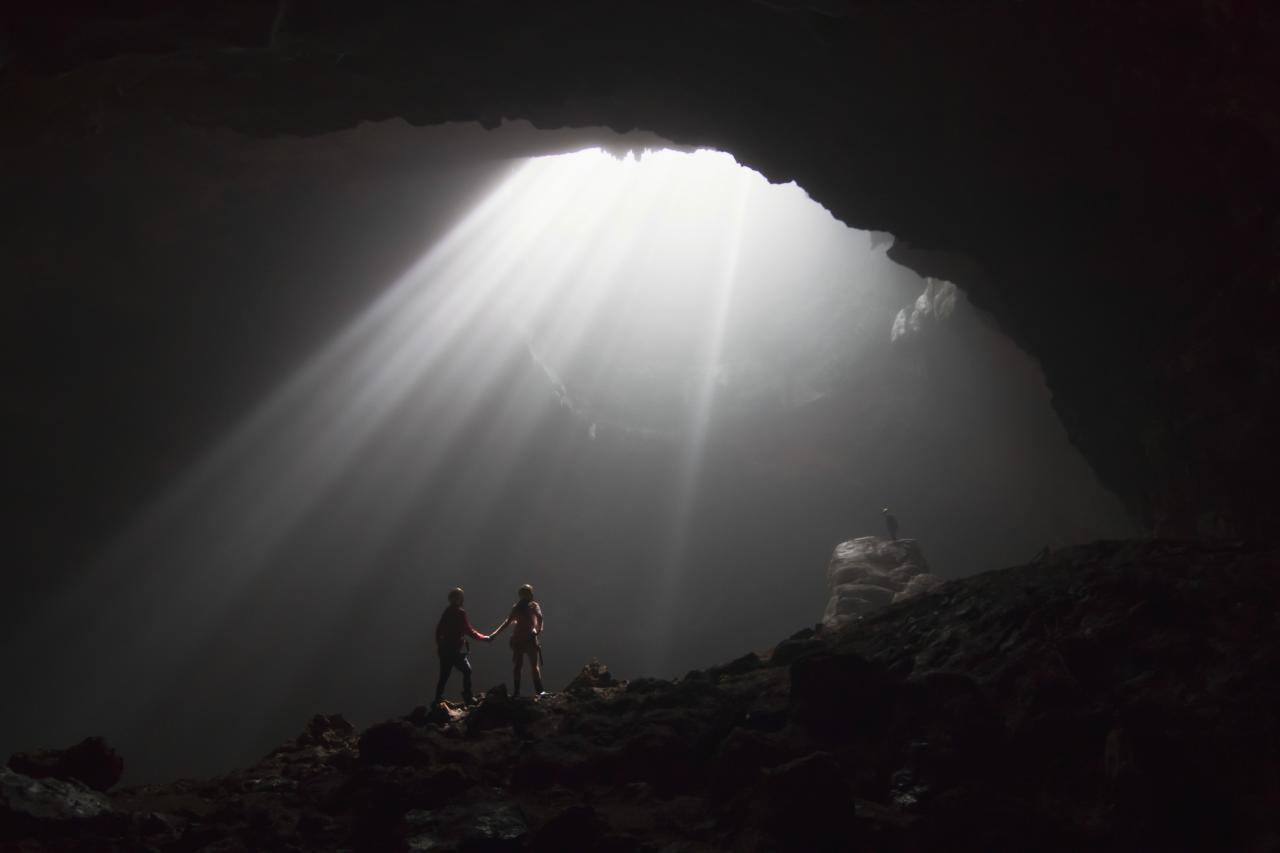27 destinasi wisata Jogja 2026 — dari cahaya surga Goa Jomblang hingga keajaiban Candi Borobudur, pantai eksotis Gunungkidul, dan kesejukan alam pegunungan Yogyakarta