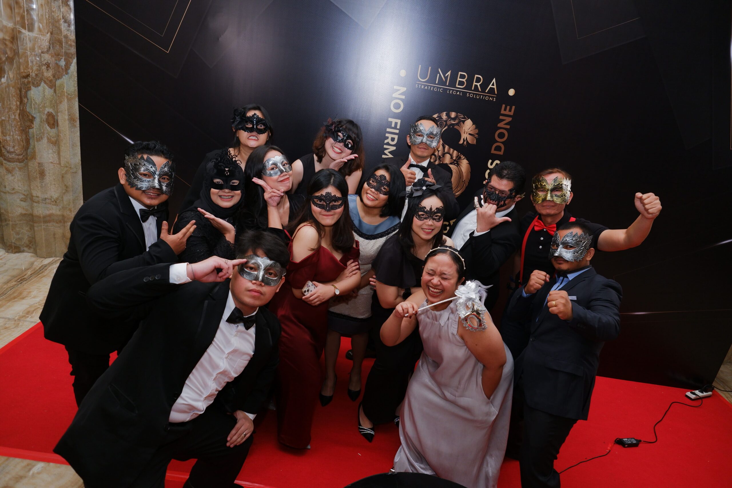 Masquerade Ball dan Gala Dinner peringatan ke-6 UMBRA Partnership di Hotel Tentrem Yogyakarta — para tamu dalam balutan kostum masquerade di ballroom yang elegan