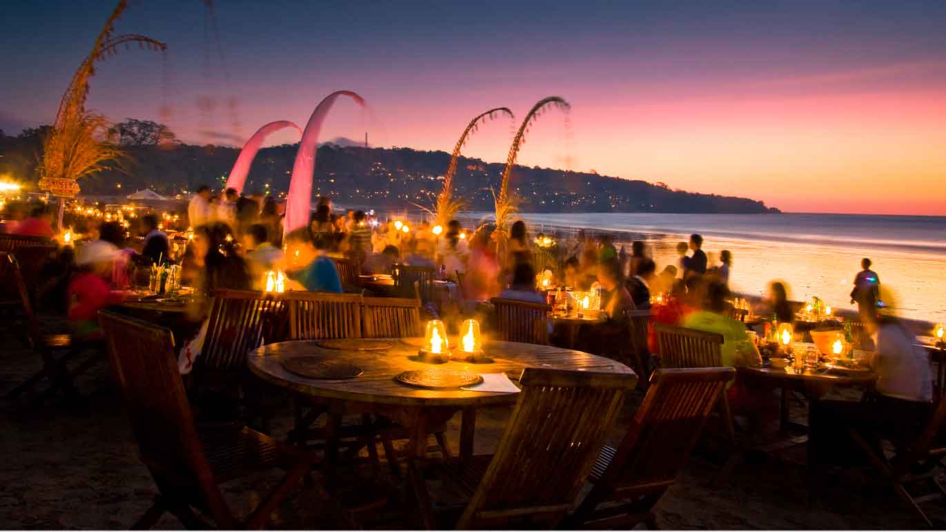 makan-malam-romantis-di-pantai-jimbaran