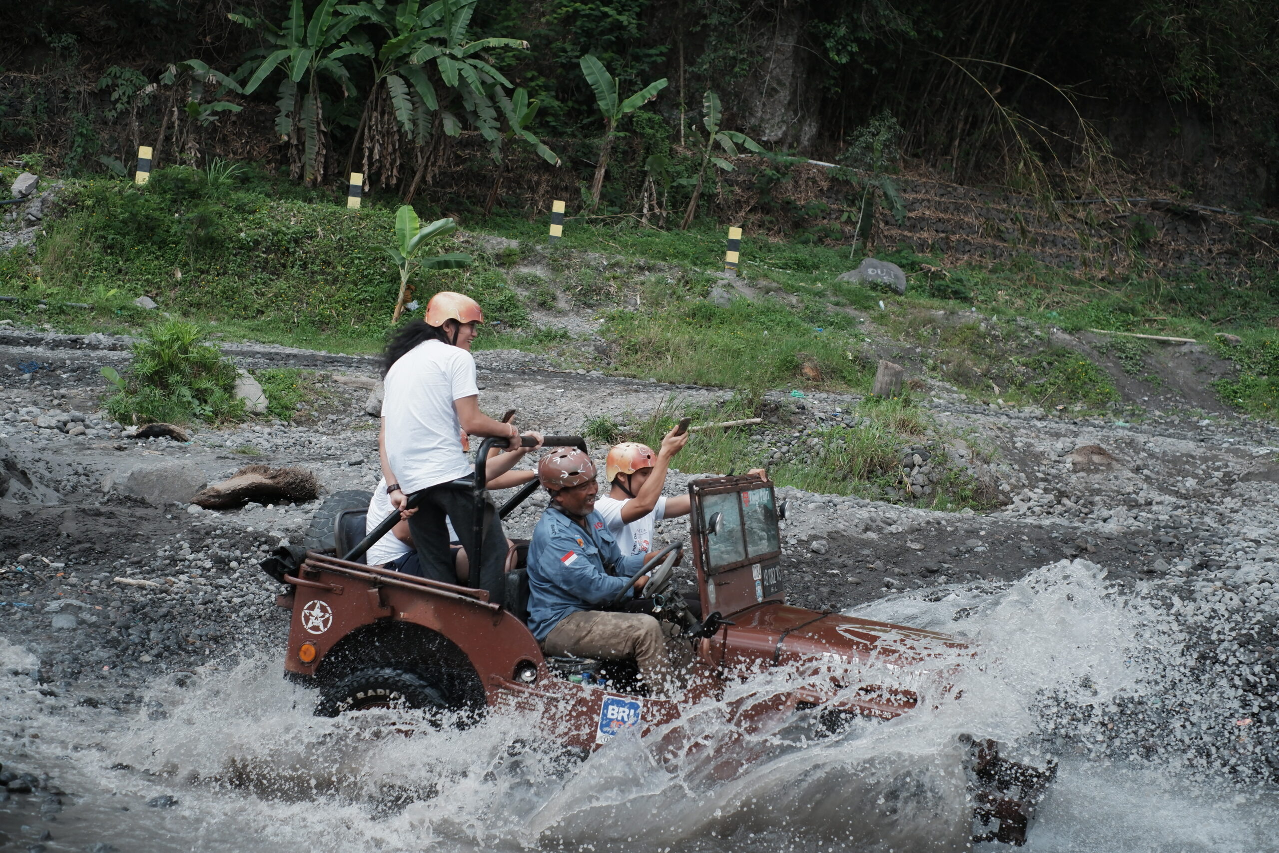 Merapi Jeep Lava Tour Yogyakarta — Jeep 4x4 menyusuri lereng Gunung Merapi melewati jalur lahar dingin bekas erupsi 2010