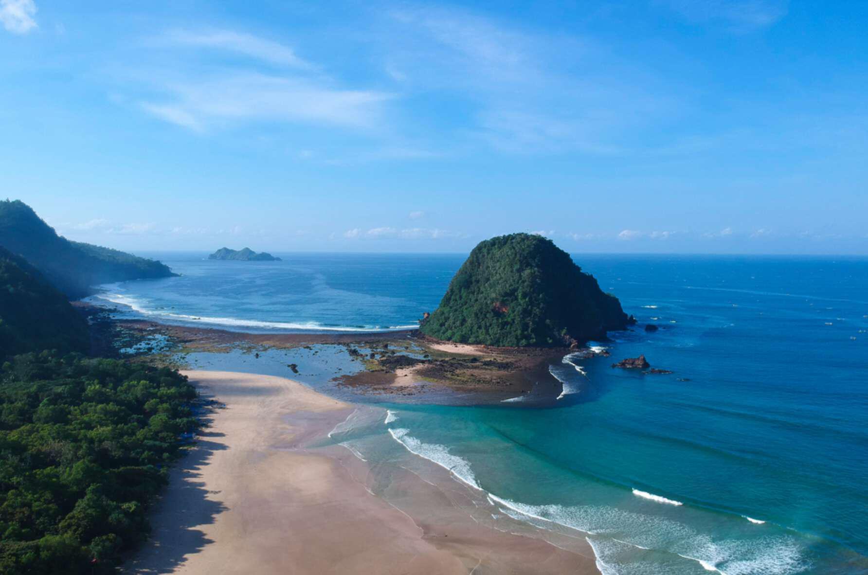 Pantai Pulau Merah Banyuwangi sunset dengan bukit kecil di laut
