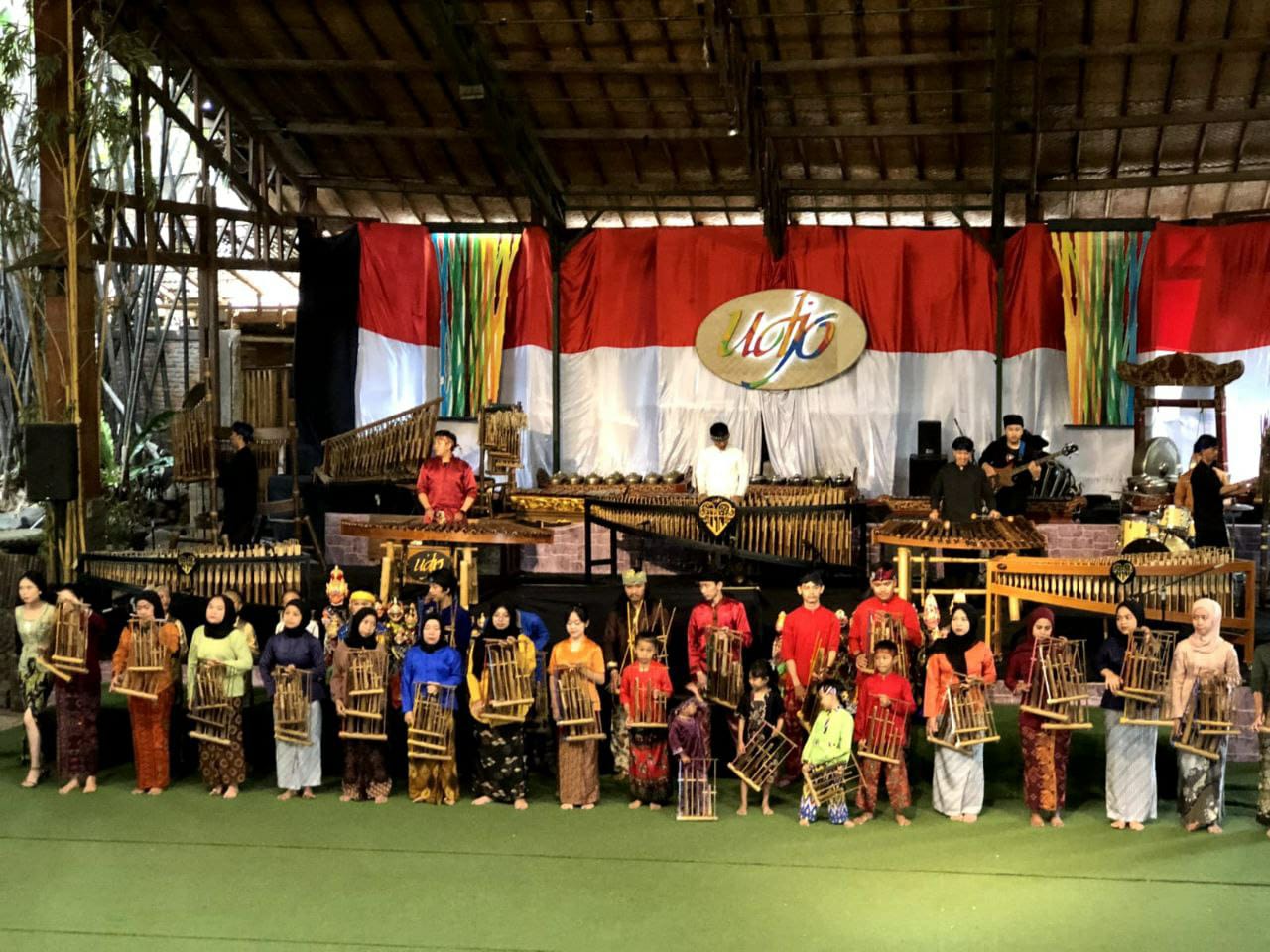 167537690658-saung-angklung-udjo-tempat-wisata-budaya-dan-edukasi