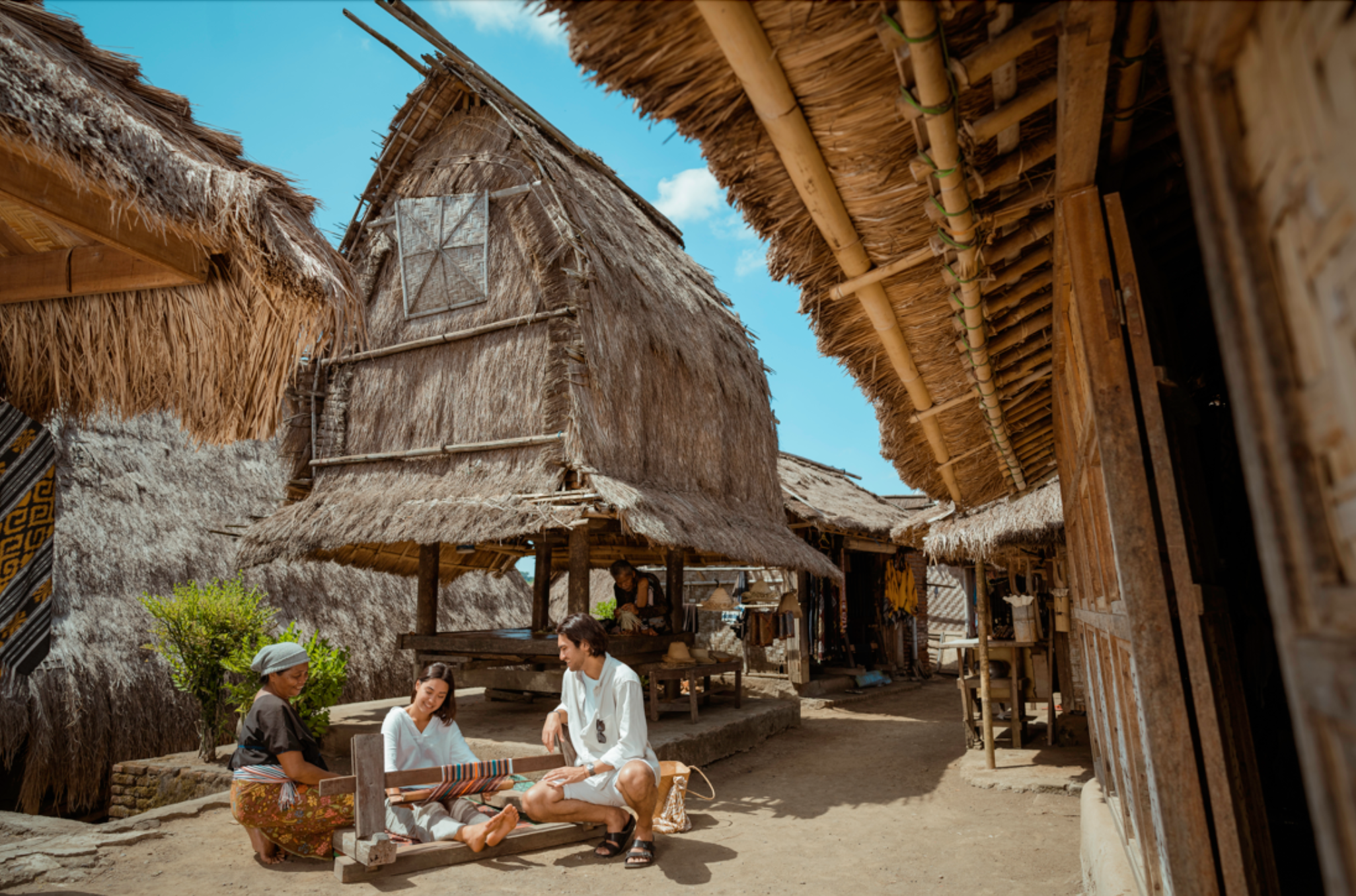 Desa Adat Sade Lombok — rumah tradisional Bale suku Sasak beratap alang-alang di antara jalan berbatu desa yang masih lestari
