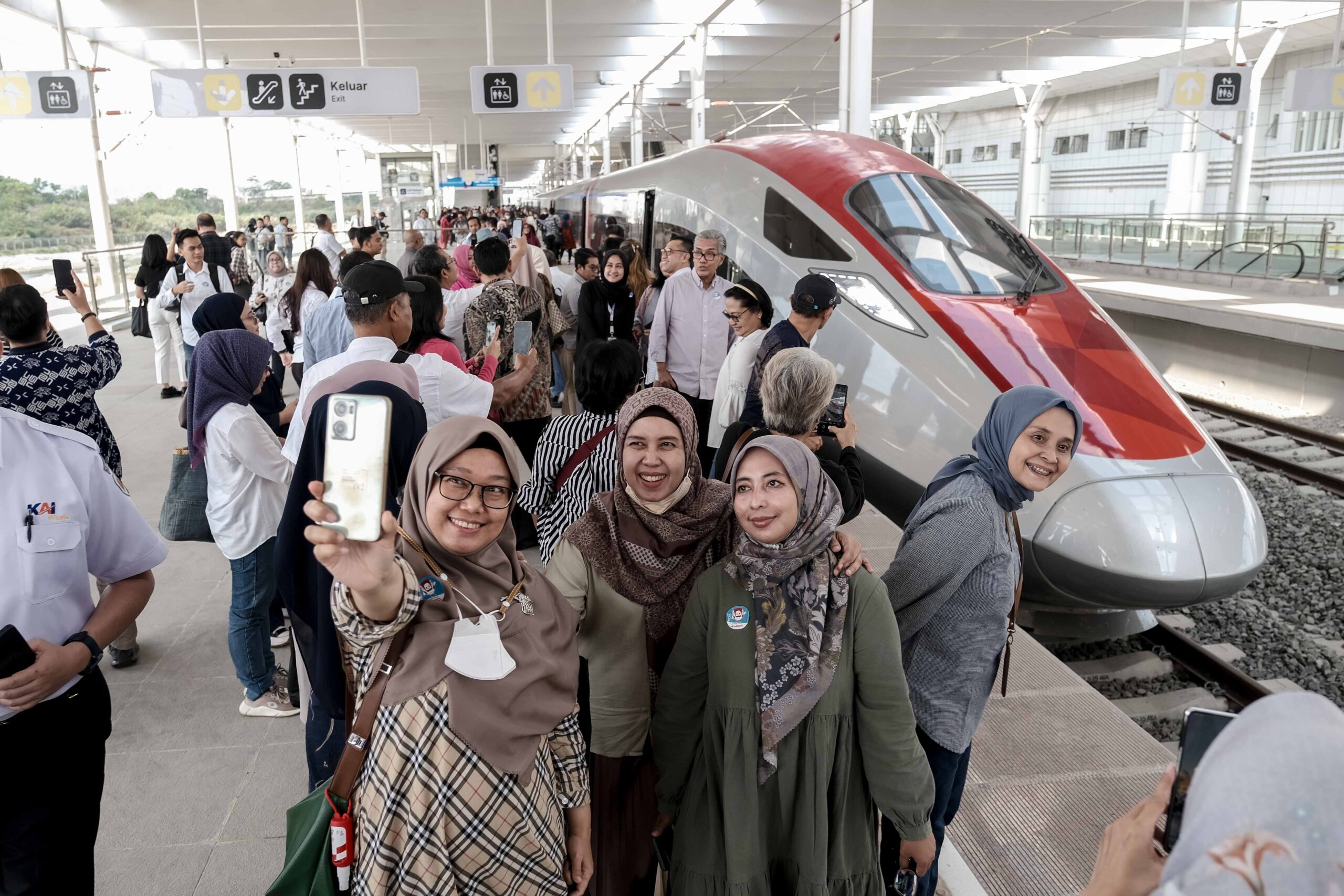 1698215041-kereta-cepat-indonesia-42-jpg