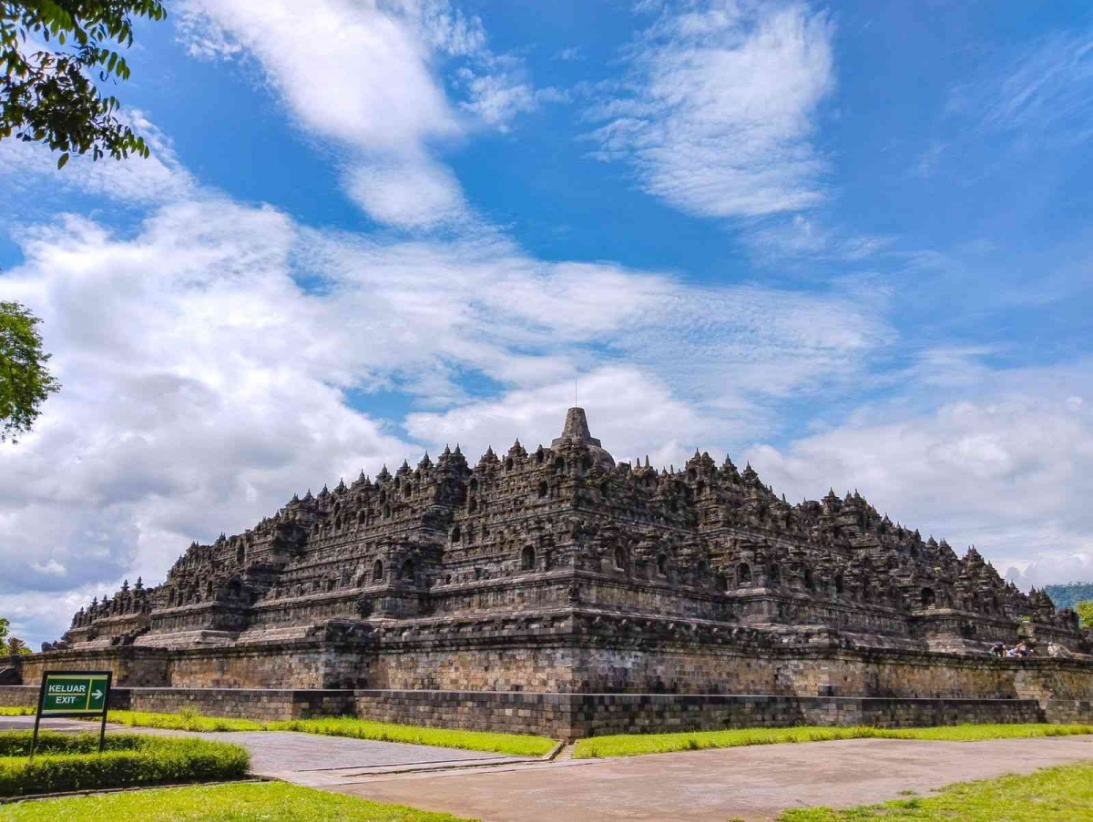 Candi Borobudur Magelang Jawa Tengah pagi hari sunrise kabut