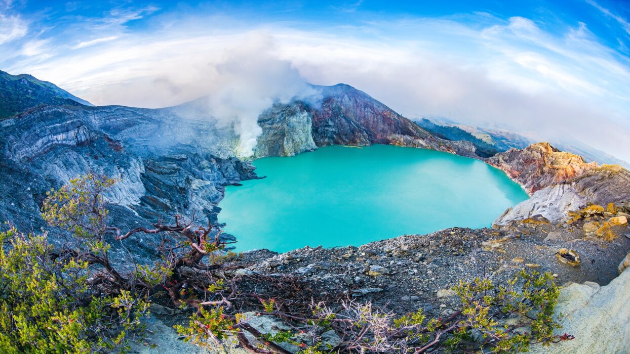 Gunung Ijen Banyuwangi kawah biru sulfur api biru trekking malam