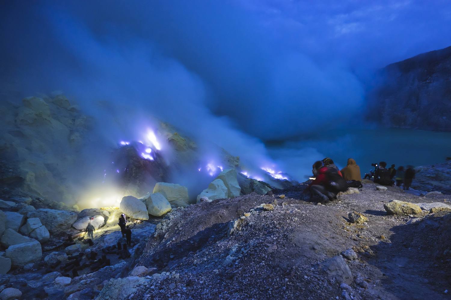 Kawah Ijen Banyuwangi api biru trekking malam