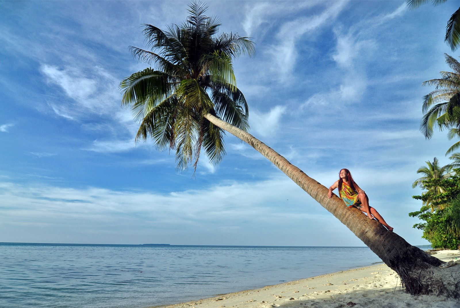 Pantai Tanjung Gelam Karimunjawa — pantai ikonik dengan pohon kelapa miring dan matahari terbenam