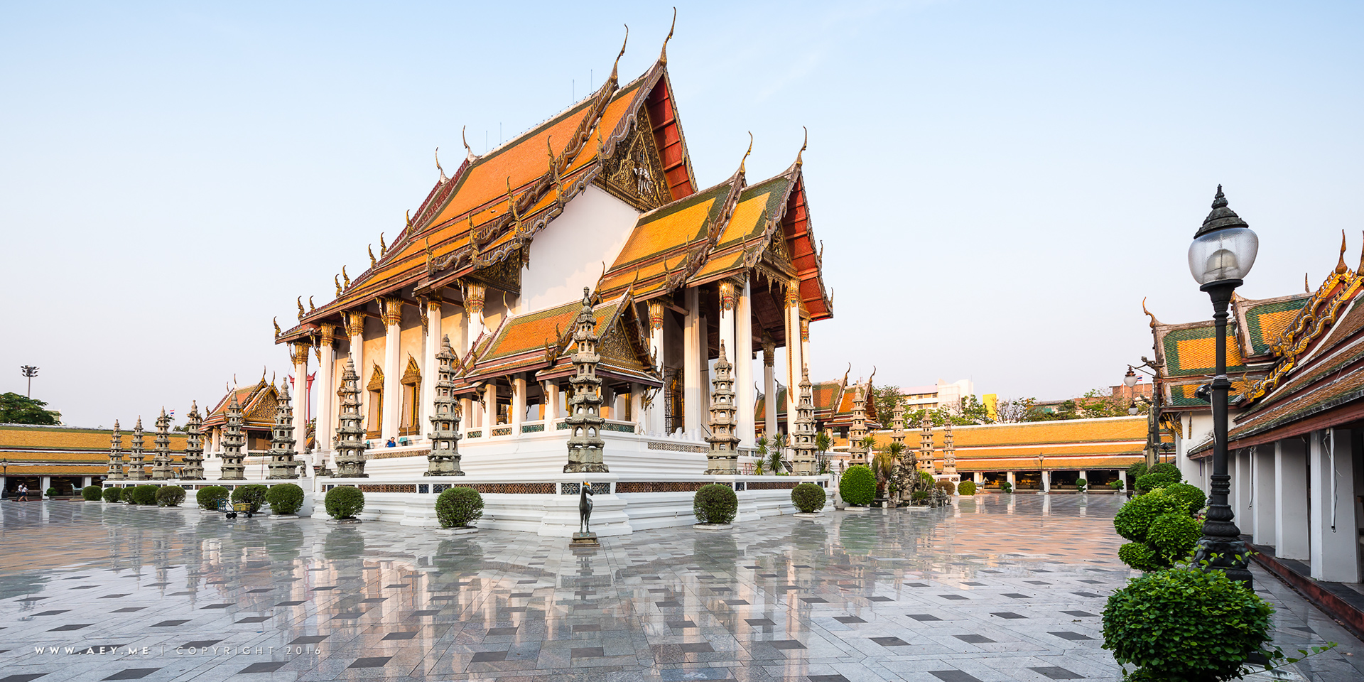An evening at Wat Suthat Thep Wararam